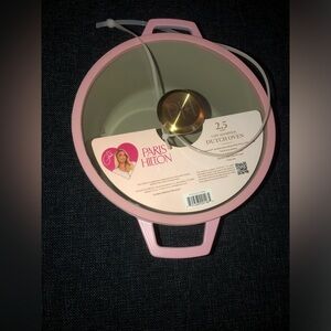 ❌ 2.5 QT. Paris Hilton Pink Dutch Oven